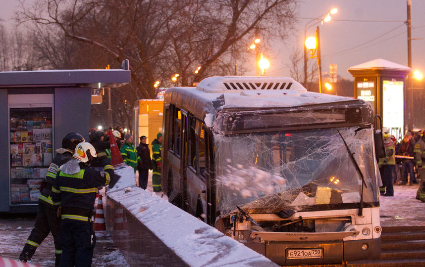 ДТП с автобусом у метро "Славянский бульвар" 25 декабря 2017 года. Фото Василий Кузьмичёнок