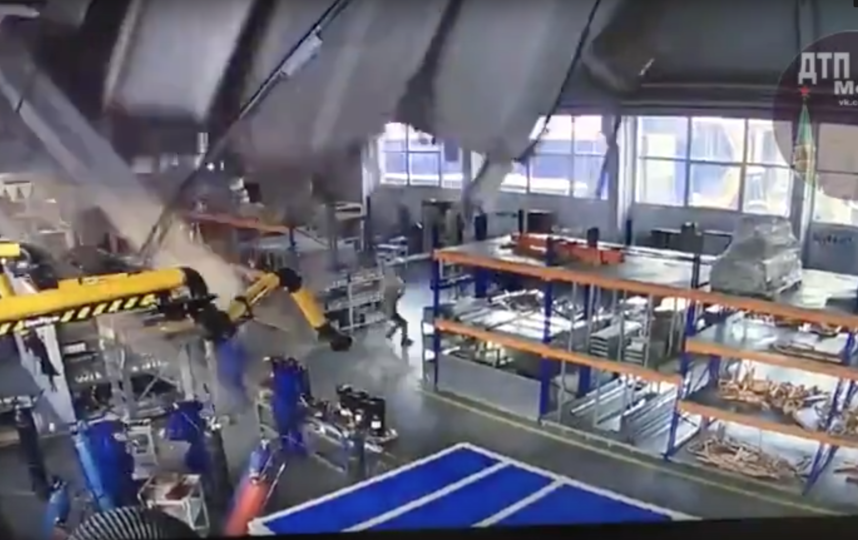 Момент обрушения крыши здания в подмосковном Дзержинском попал на видео