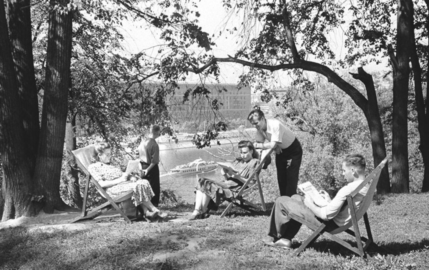 В столице открылась уличная выставка фотографий "Москва читающая". Фото предоставлено Главархивом Москвы