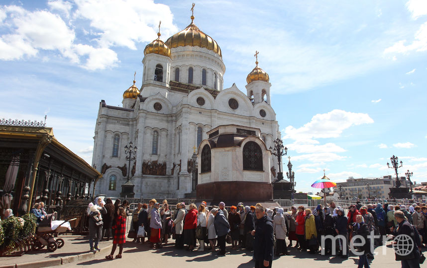 Москвичи часами стоят в очереди к мощам Николая Чудотворца. Фото Василий Кузьмичёнок., "Metro"