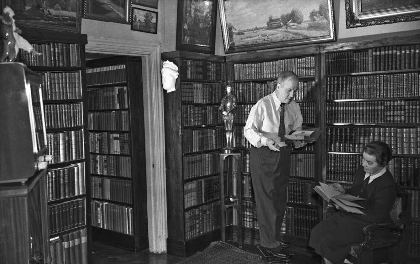 В столице открылась уличная выставка фотографий "Москва читающая". Фото предоставлено Главархивом Москвы