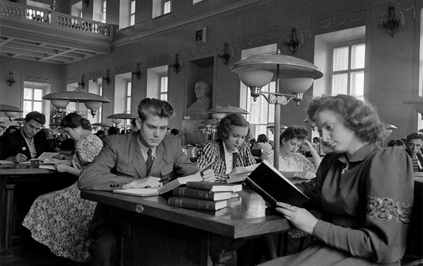 В читальном зале Государственной библиотеки СССР им. В. И. Ленина (в наст. время – Российская государственная библиотека). Москва, 1955 г. Фото В. Егорова. Фото предоставлено Главархивом Москвы