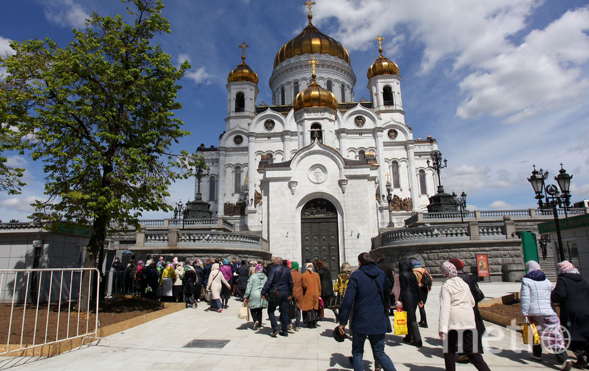 Москвичи часами стоят в очереди к мощам Николая Чудотворца. Фото Василий Кузьмичёнок., "Metro"
