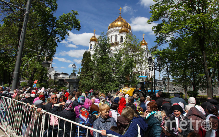 Москвичи часами стоят в очереди к мощам Николая Чудотворца. Фото Василий Кузьмичёнок., "Metro"