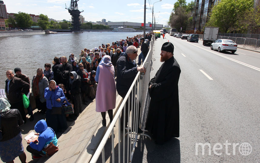 Москвичи часами стоят в очереди к мощам Николая Чудотворца. Фото Василий Кузьмичёнок., "Metro"