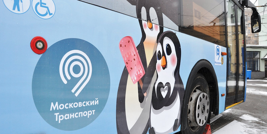 Московские автобусы украсили к Новому году. Фото