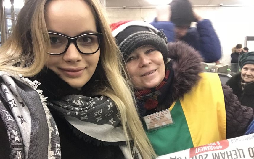 Фото с чудесным эльфом со станции метро Молодежная, который каждый день желает доброго утра и удачного дня! Спасибо за ежедневный заряд бодрости! Фото Мария Стуканова