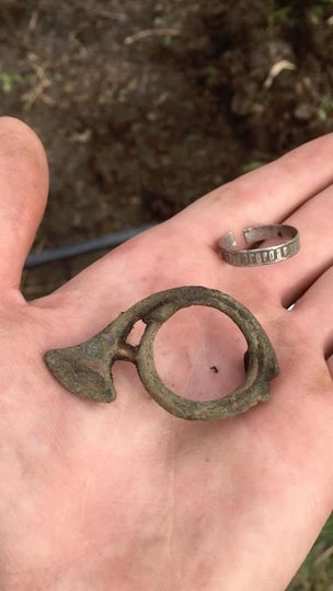 Археологи находят личные вещи солдат. Фото предоставлено Пьером Малиновским