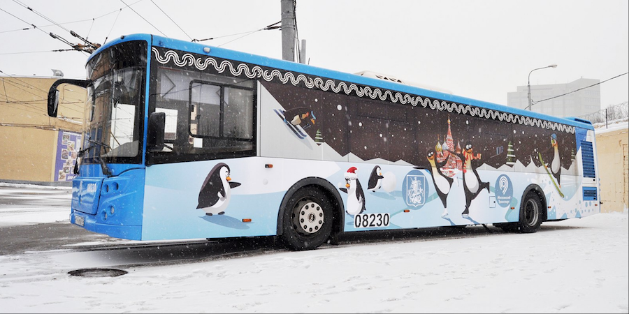 Автобусы украсили к Новому году. Фото mos.ru
