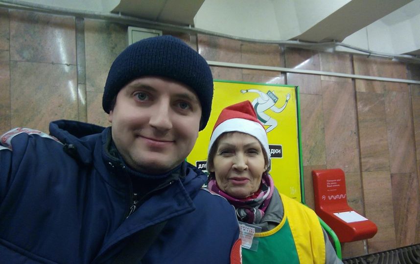 Каждое утро, этот приветливый эльф с улыбкой встречает пассажиров на станции Щукинская. Сотрудники ГКУ "Организатор перевозок" поздравляют всех с наступающим Новым годом и Рождеством, и всех сотрудников любимой газеты Metro!!! Фото Дмитрий Бокарёв