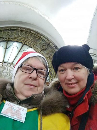 Каждое утро я начинаю с газеты Метро, на станции Белорусская кольцевая. Поздравляю распространительницу газеты с наступающим новым годом и желаю всегда нас радовать встречей с газетой. Фото Надежда Бирюкова