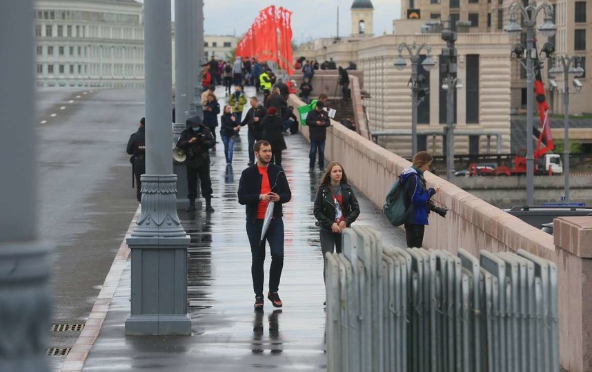 Несмотря на действующий режим самоизоляции москвичи вышли в центр города, чтобы посмотреть авиапарад в честь Дня Победы. Фото Василий Кузьмичёнок