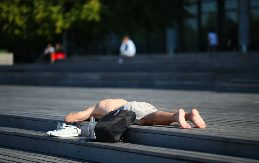 Москвичи радуются летней погоде осенью. Фото Василий Кузьмичёнок