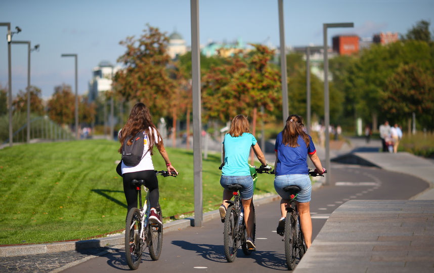 Москвичи радуются летней погоде осенью. Фото Василий Кузьмичёнок