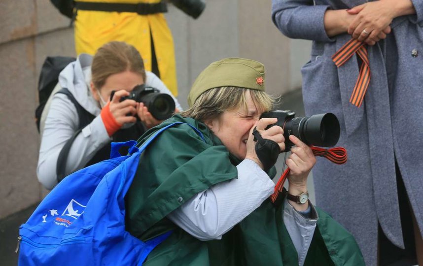Несмотря на действующий режим самоизоляции москвичи вышли в центр города, чтобы посмотреть авиапарад в честь Дня Победы. Фото Василий Кузьмичёнок