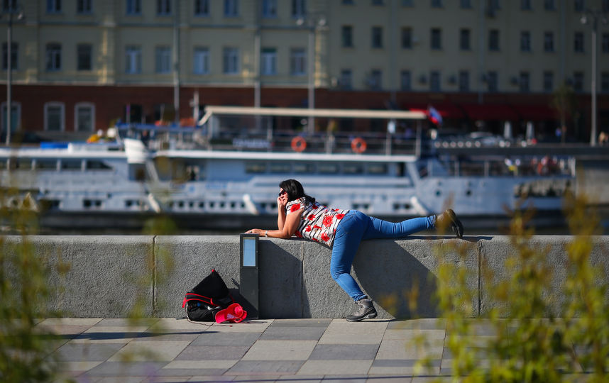 Москвичи радуются летней погоде осенью. Фото Василий Кузьмичёнок