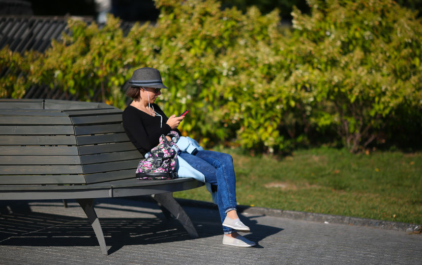 Москвичи радуются летней погоде осенью. Фото Василий Кузьмичёнок