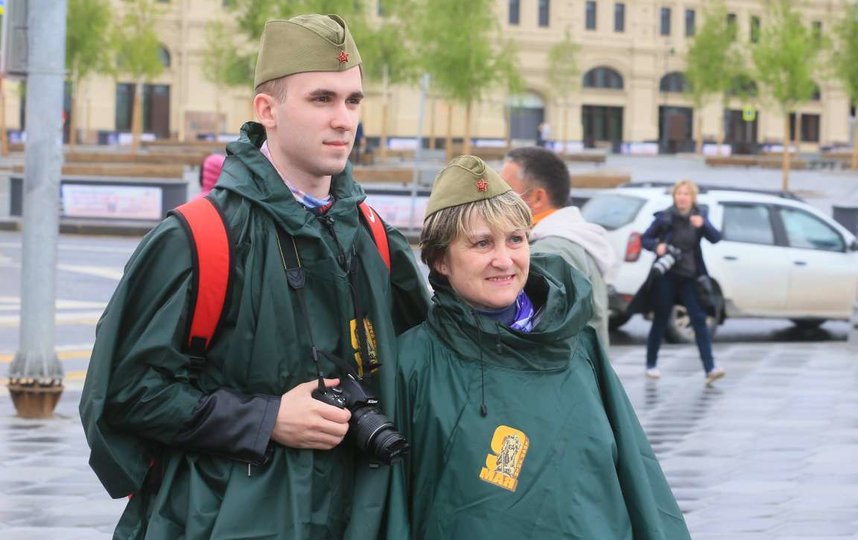 Несмотря на действующий режим самоизоляции москвичи вышли в центр города, чтобы посмотреть авиапарад в честь Дня Победы. Фото Василий Кузьмичёнок
