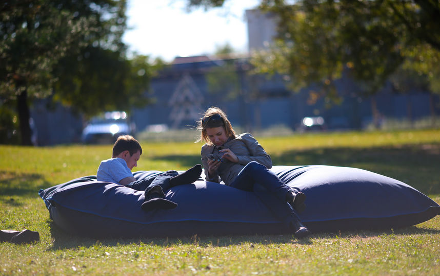 Москвичи радуются летней погоде осенью. Фото Василий Кузьмичёнок
