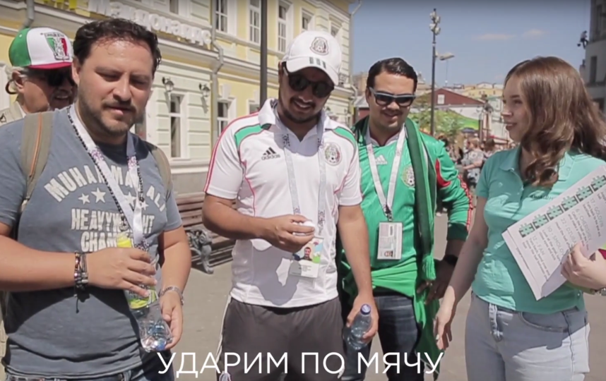"Мы решили, что нет ничего проще, чем играть прямо на улице, в парке, рядом с лавочкой на которой только что сидел, на выходе из кафе, в котором только что обедал". Фото Скриншот Youtube