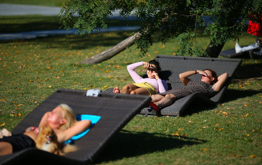 Москвичи радуются летней погоде осенью. Фото Василий Кузьмичёнок