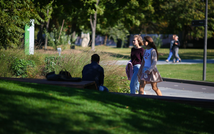 Москвичи радуются летней погоде осенью. Фото Василий Кузьмичёнок