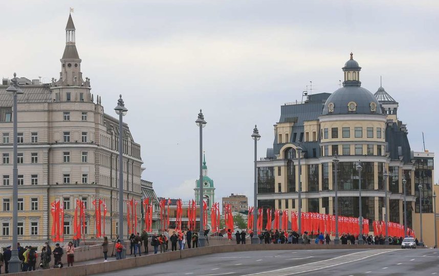 Несмотря на действующий режим самоизоляции москвичи вышли в центр города, чтобы посмотреть авиапарад в честь Дня Победы. Фото Василий Кузьмичёнок