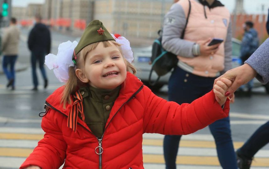Несмотря на действующий режим самоизоляции москвичи вышли в центр города, чтобы посмотреть авиапарад в честь Дня Победы. Фото Василий Кузьмичёнок