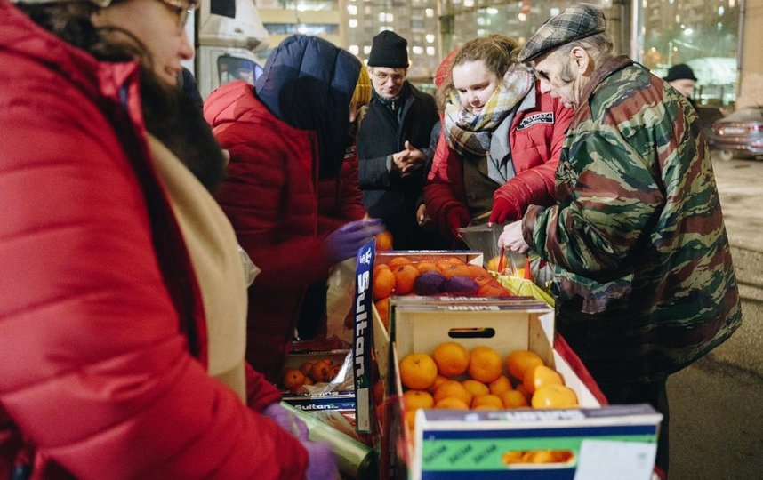 Москвичи могут сделать подарки бездомным