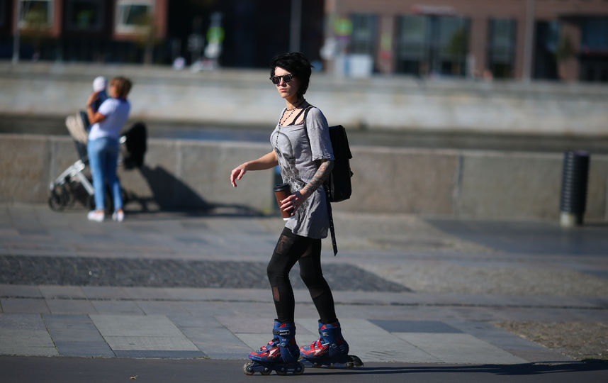 Москвичи радуются летней погоде осенью. Фото Василий Кузьмичёнок