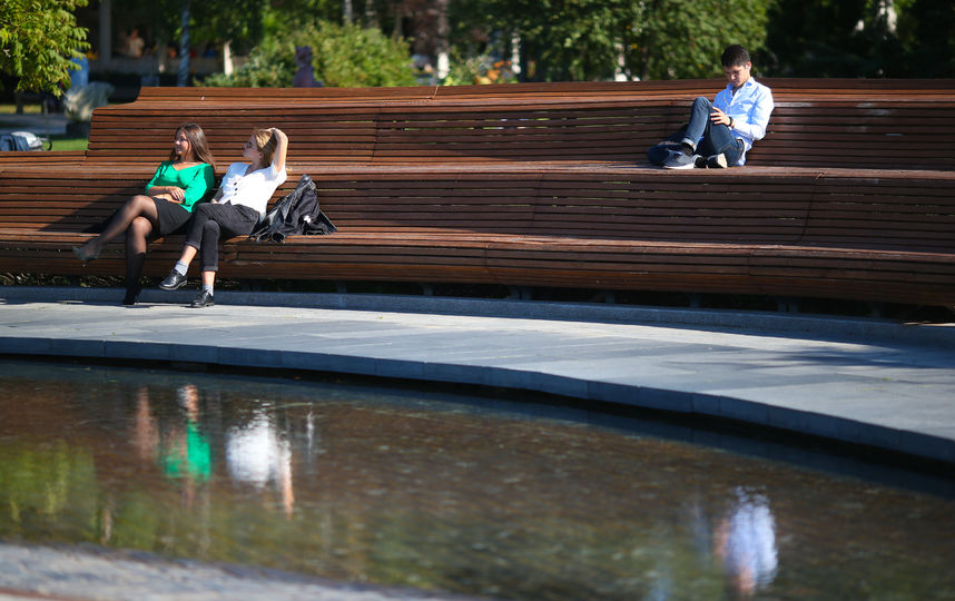 Москвичи радуются летней погоде осенью. Фото Василий Кузьмичёнок