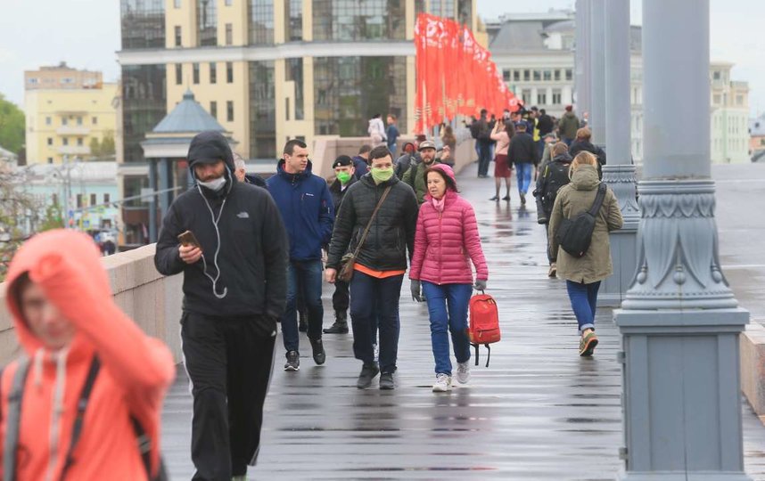 Несмотря на действующий режим самоизоляции москвичи вышли в центр города, чтобы посмотреть авиапарад в честь Дня Победы. Фото Василий Кузьмичёнок