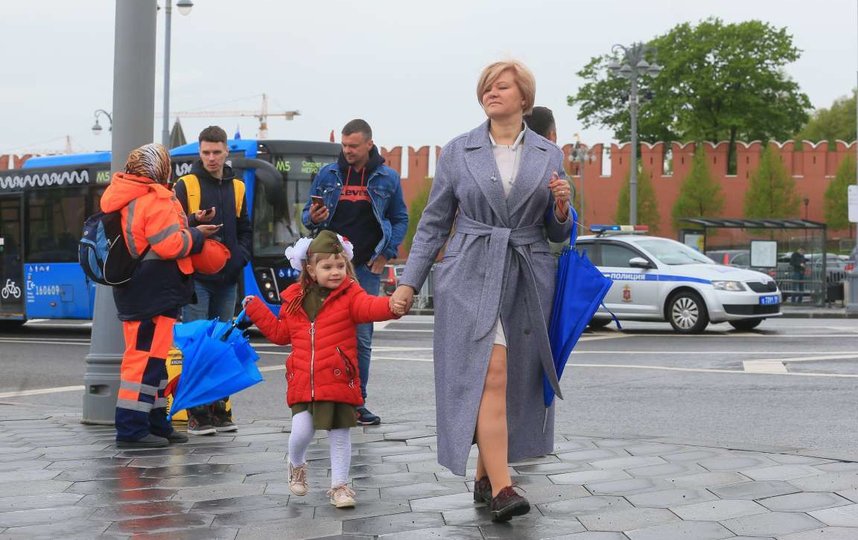 Несмотря на действующий режим самоизоляции москвичи вышли в центр города, чтобы посмотреть авиапарад в честь Дня Победы. Фото Василий Кузьмичёнок