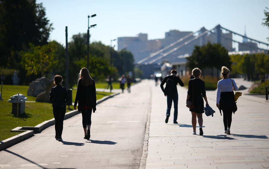 Москвичи радуются летней погоде осенью. Фото Василий Кузьмичёнок