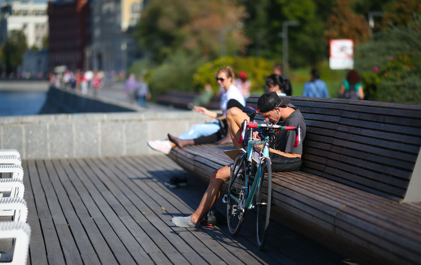 Москвичи радуются летней погоде осенью. Фото Василий Кузьмичёнок