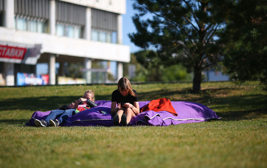 Москвичи радуются летней погоде осенью. Фото Василий Кузьмичёнок