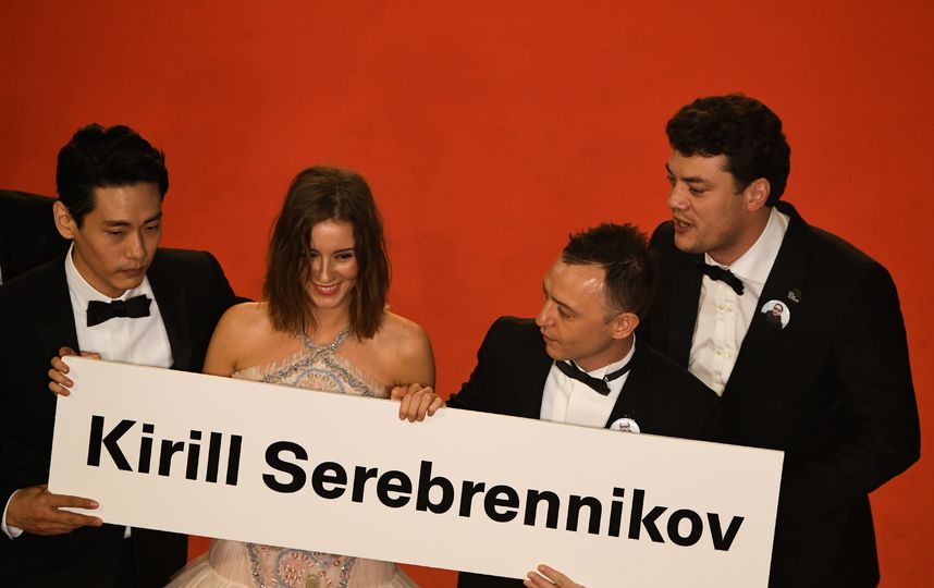 Актёры фильма "Лето" на красной дорожке Канн с табличкой режиссёра картины Кирилла Серебренникова. Фото AFP