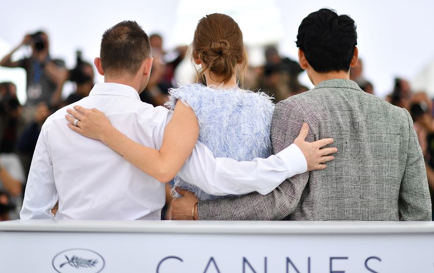 Слева направо, исполнители ролей в фильме "Лето": Рома Зверь, Ирина Старшенбаум и Тео Ю. Фото AFP