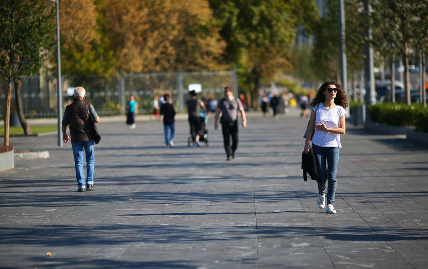 Москвичи радуются летней погоде осенью. Фото Василий Кузьмичёнок