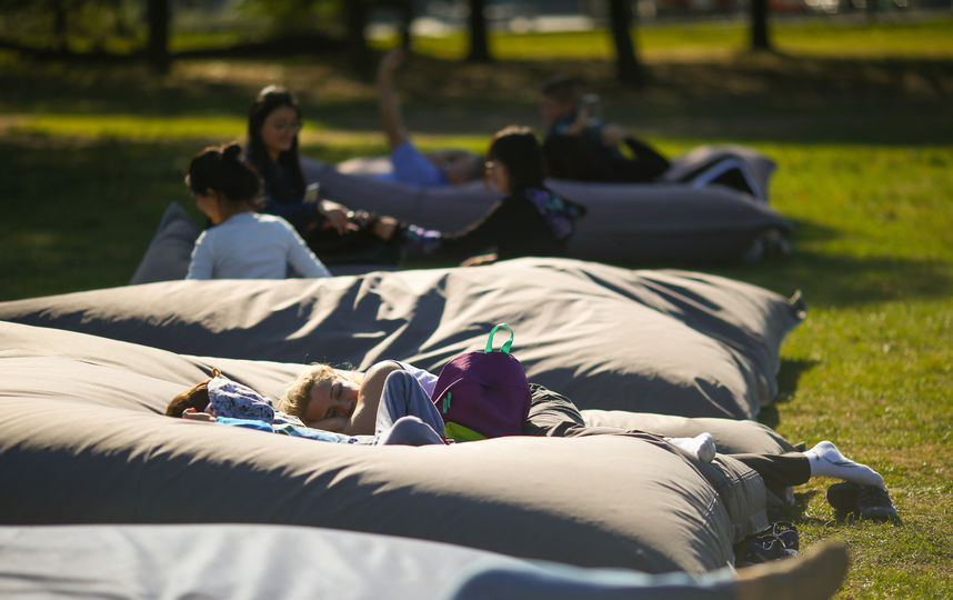 Москвичи радуются летней погоде осенью. Фото Василий Кузьмичёнок