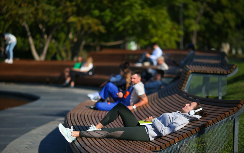Москвичи радуются летней погоде осенью. Фото Василий Кузьмичёнок