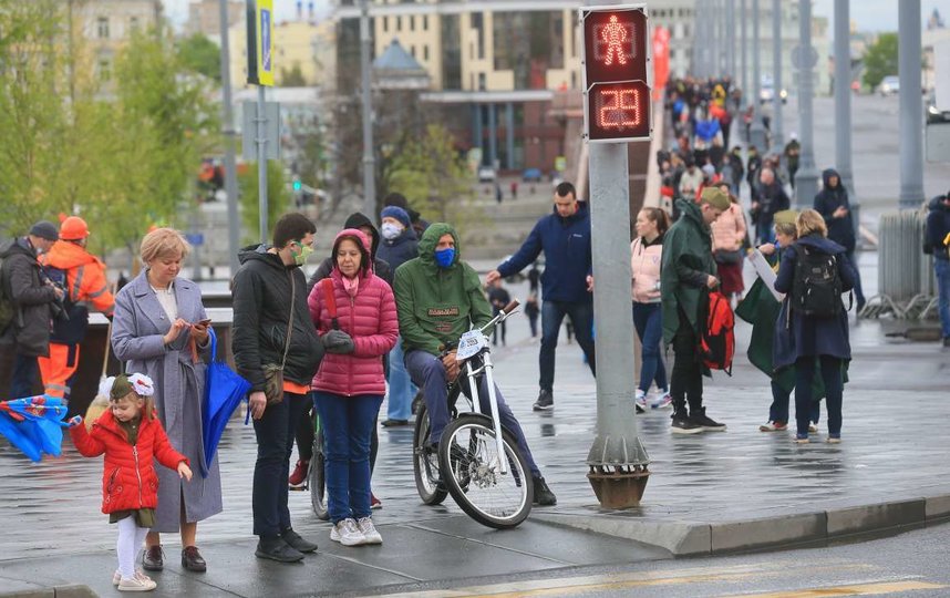 Несмотря на действующий режим самоизоляции москвичи вышли в центр города, чтобы посмотреть авиапарад в честь Дня Победы. Фото Василий Кузьмичёнок