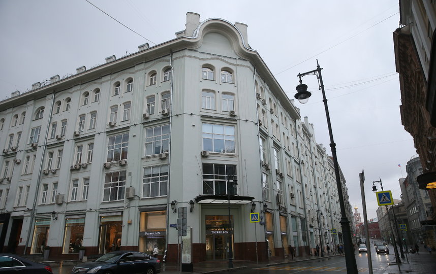 Сейчас в этом здании находятся офисы, кафе и магазины. Фото Василий Кузьмичёнок