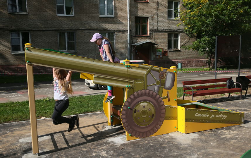 "Военные" площадки есть и в других дворах Москвы и России. Фото Василий Кузьмичёнок