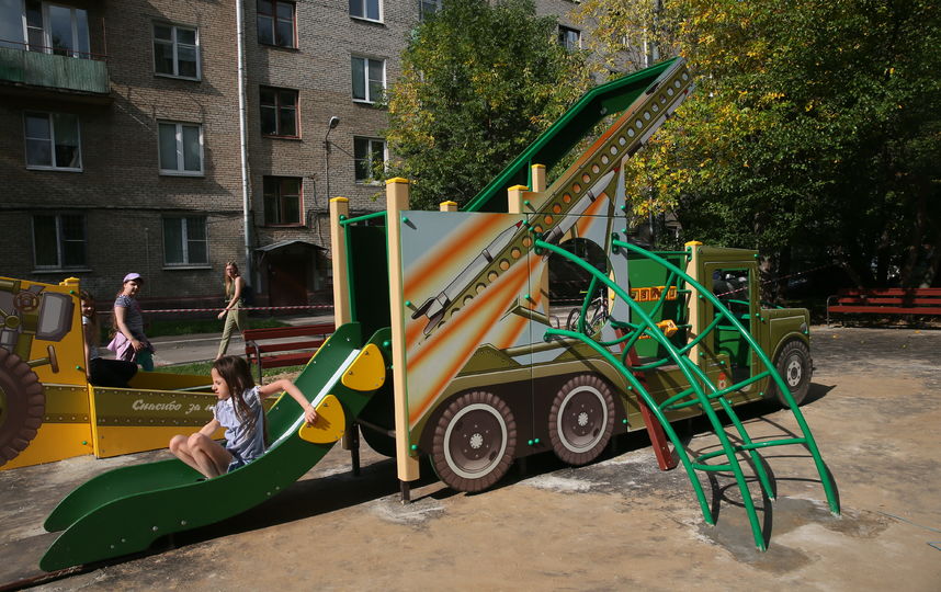 "Военные" площадки есть и в других дворах Москвы и России. Фото Василий Кузьмичёнок