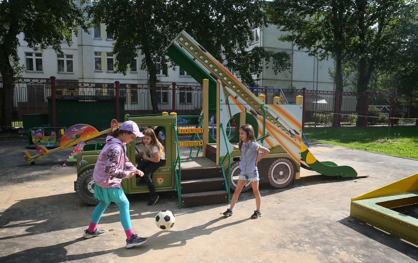 Московские дети катаются на "катюше" и седлают танки