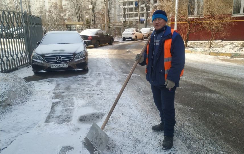 Дворник тверь. Дворник. Молодой дворник. Дворники в московских дворах. Парень дворник.