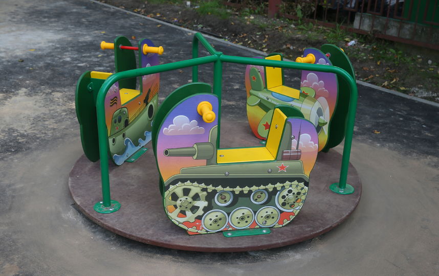 "Военные" площадки есть и в других дворах Москвы и России. Фото Василий Кузьмичёнок