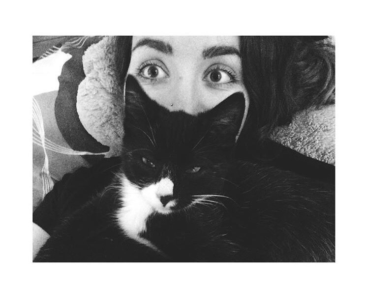 Меня зовут Аделя и мой верный друг Букашка. Фото Аделя