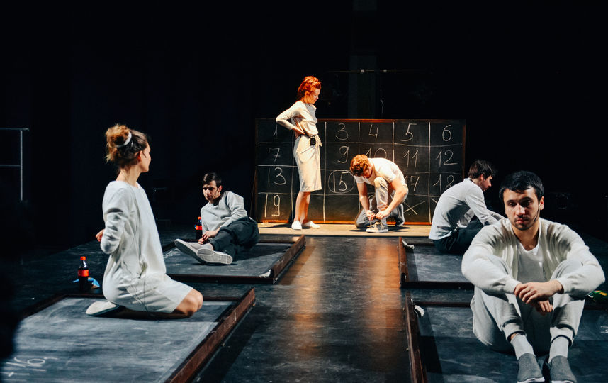 В спектакле "Поле" играют Иван Николаев, Андрей Слепухин, Алёна Старостина, Иван Стрюк, Матвей Трифонов, Борис Чистяков, Динара Янковская. Фото Юлия Люстарнова